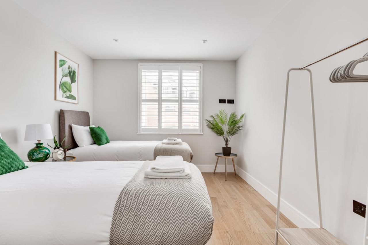 Executive 2 Bedroom Apt City Centre Free Pkg , Wifi By Tent Serviced Apartments Staines-upon-Thames Eksteriør billede