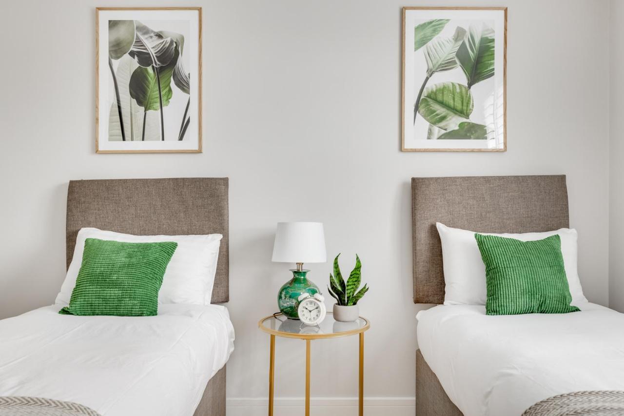 Executive 2 Bedroom Apt City Centre Free Pkg , Wifi By Tent Serviced Apartments Staines-upon-Thames Eksteriør billede