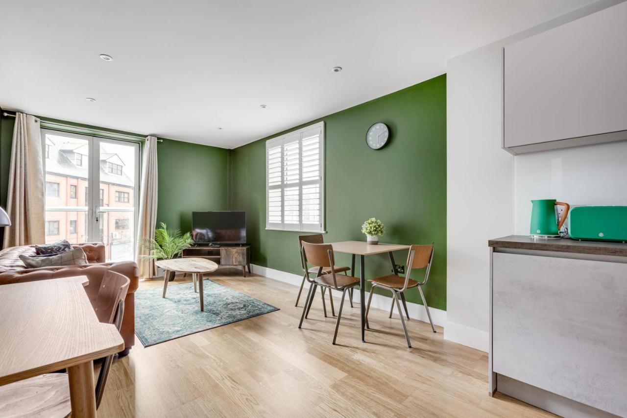 Executive 2 Bedroom Apt City Centre Free Pkg , Wifi By Tent Serviced Apartments Staines-upon-Thames Eksteriør billede