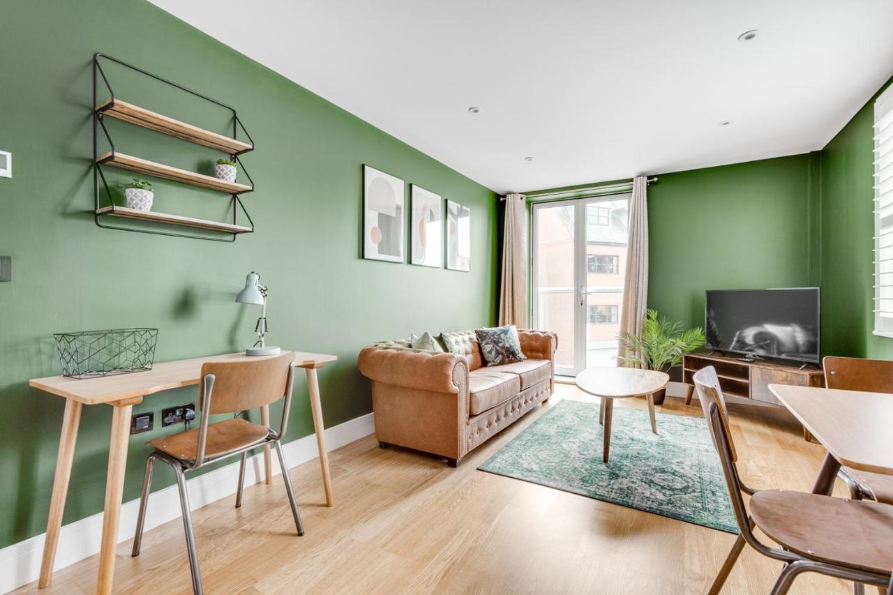 Executive 2 Bedroom Apt City Centre Free Pkg , Wifi By Tent Serviced Apartments Staines-upon-Thames Eksteriør billede